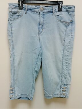 Gloria Vanderbilt Light Blue Denim Capris Women's Size 14 with Button Tab Hem